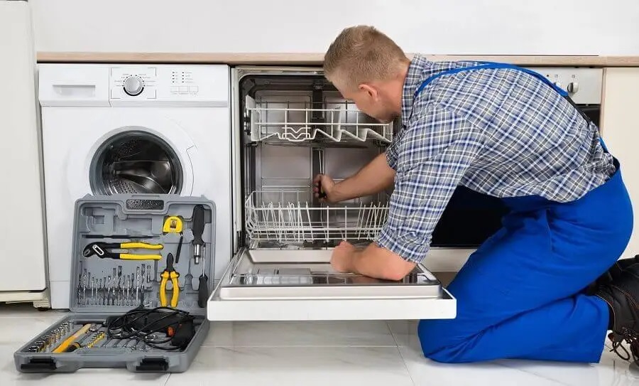 Gölbaşı Maytag servisi teknisyen ekibi beyaz eşya tamiri yaparken
